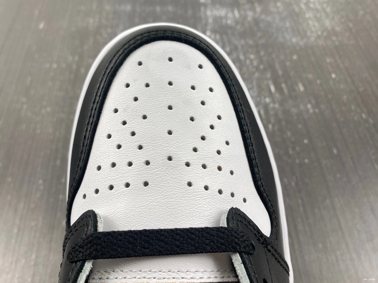 - UNC CZ0790-104 Low Retro 1 OG Jordan 0403